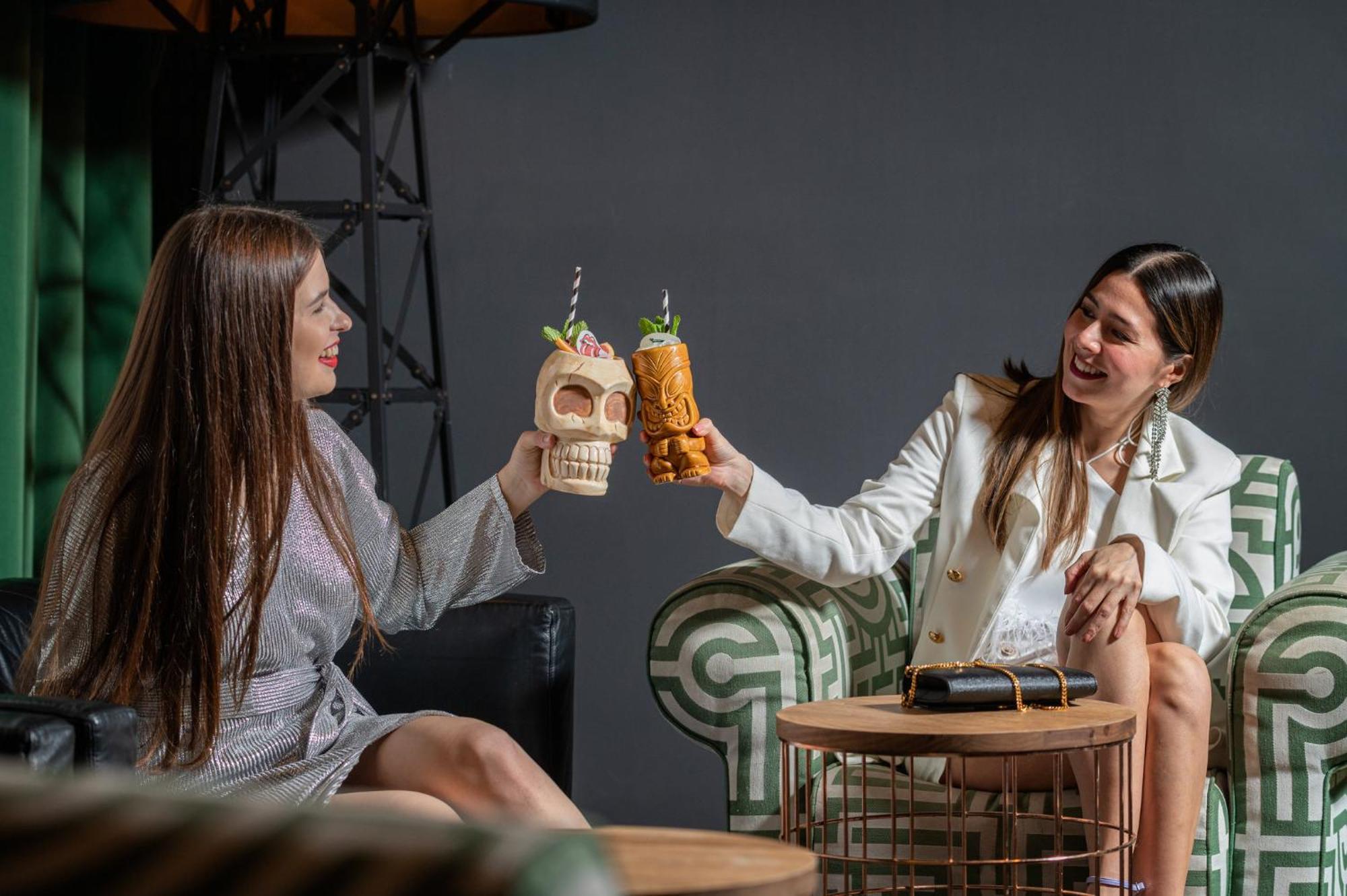 فندق إنتركونتيننتال لندن - ذا O2 المظهر الخارجي الصورة Two women toasting with cocktails